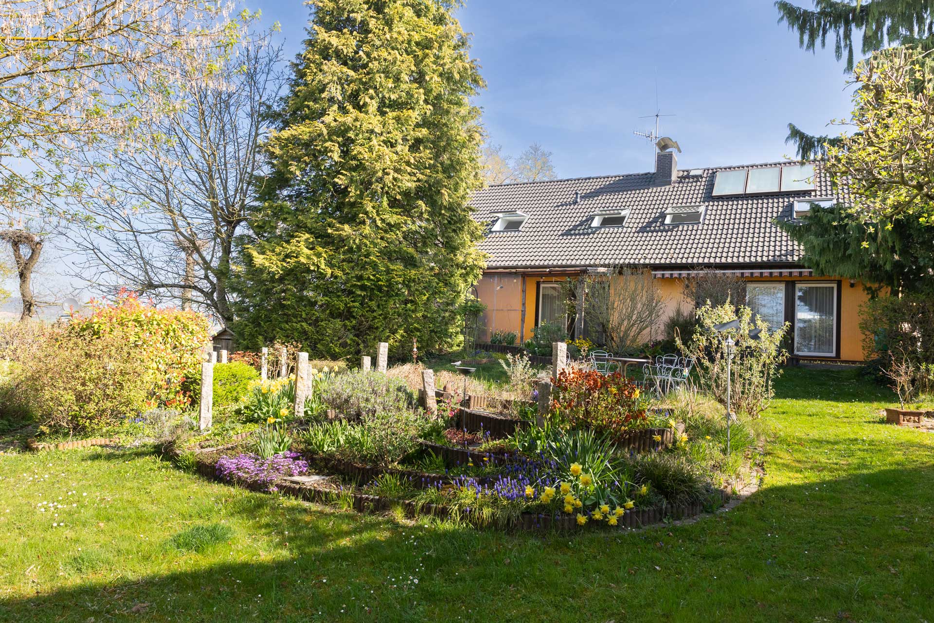 Das Ferienhaus „Casa La Vie“ in der Wetterau bietet drei separate Ferienwohnungen und einen gepflegten Garten mit Blumen, alten Bäumen und viel Ruhe. Die Bäume spenden natürlichen Schatten. Die Unterkunft liegt ruhig und naturnah. Sie eignet sich ideal für Familien, Erholungssuchende und Naturfreunde.